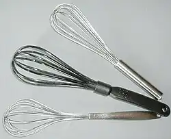 Trois fouets (métal et plastique).