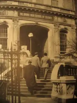 Photo ancienne sépia de la volée d'escaliers et de la grille d'entrée en façade d'une école du Bronx.