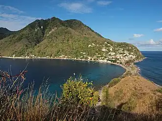 La baie de Soufrière (gauche) et Scotts Head depuis Cachacrou.