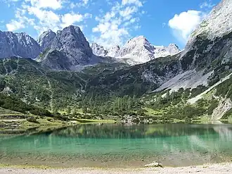 Le lac de Seebensee devant le Vorderer Drachenkopf.
