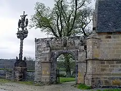 Le calvaire et la porte triomphale.