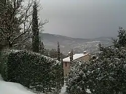 Seillans vue sur la montagne de l'Aïsse.