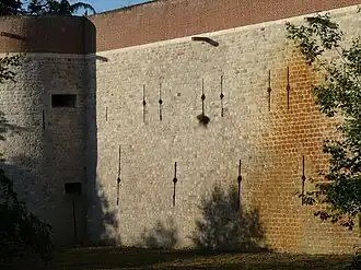 Château de Selles à Cambrai: muraille côté sud et meurtrières.