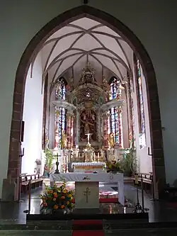 Chœur gothique avec maître-autel baroque (XVIIIe).