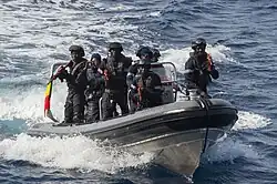Marins à l’entraînement avec un semi-rigide du Kédougou.