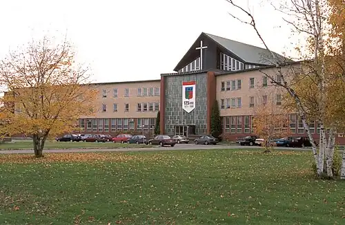 Séminaire de Chicoutimi sur la rue Chabanel lors des fêtes du 125e anniversaire en 1998.