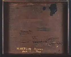 Intérieur d'un tiroir en bois gravé avec de plusieurs noms