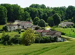 Maisons autour d'une église : voici Sencenac.