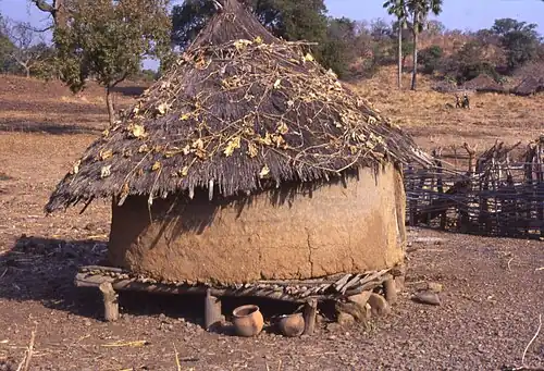 Grenier surélevé pour protéger les provisions des moisissures et des animaux.