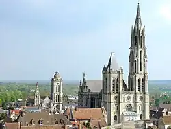 La cathédrale Notre-Dame de Senlis avec sa flèche du XIIIe siècle.