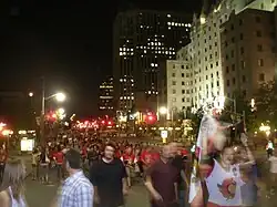 Un groupe de personnes marchant dans les rues d'Ottawa.