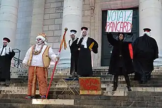 Photographie en couleurs d'une représentation théâtrale.