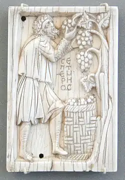 Ivoire byzantin représentant des vendanges sur demi-hautain.