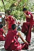 Débat entre moines au Tibet. Un exercice codifié qui a ses origines dans les débats entre écoles bouddhistes et avec des non-bouddhistes.