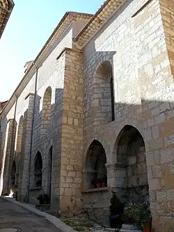 Église Saint-Arey : façade sur rue avec enfeus.