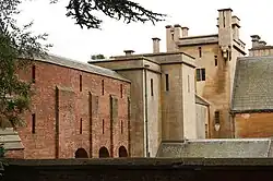 Le viaduc de service qui amène le chemin de fer miniature dans la maison
