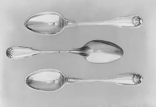Trois cuillers en argent.