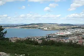Vue sur l'étang de Thau, la Pointe Courte, les collines de la Gardiole et une partie de Sète depuis le Mont Saint-Clair.