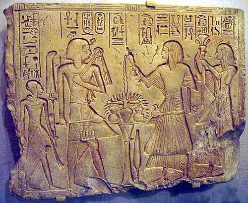 Stèle de Saqqarah : tout à gauche, le jeune prince et futur Ramsès&nbsp;II portant un « flabellum-sceptre » est représenté en « porteur de l'éventail à la droite du roi » son père, le pharaon Séthi&nbsp;Ier (XIXe dynastie, XIIIe&nbsp;siècle avant notre ère).