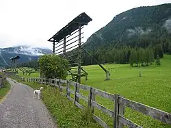 Vue sur la vallée de Sesto avec au premier plan un kozolec typique.