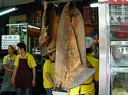 De grands ailerons séchés pendus dans une boutique thaïlandaise.