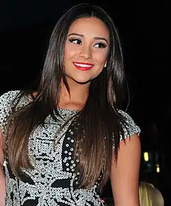 Shay Mitchell interprète Emily.