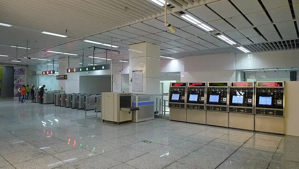 Hall de la station Pangjiangjie (ligne C) avec distributeurs de billets