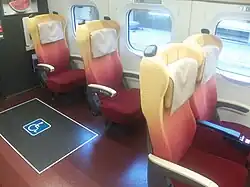 Emplacement réservé pour usager en fauteuil roulant.