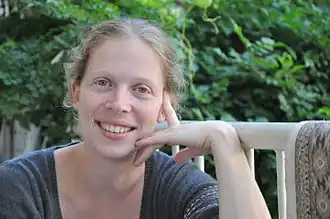 Photo de jeune femme, visage souriant.