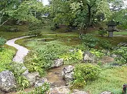 Jardin inférieur, vue de la droite de la lanterne de pierre (櫓形燈籠, yagura tōrō).