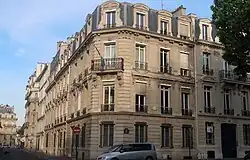 No&nbsp;11, au croisement avec l'avenue d'Iéna.