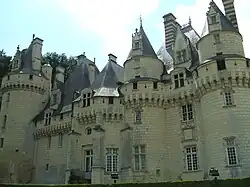 Mâchicoulis sur consoles moulurées de larges doucines et de quarts de rond se développant sur un triple ressaut.