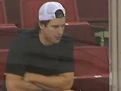 Photo de Sidney Crosby assis dans les gradins.