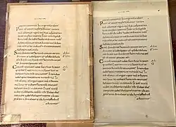 Deux pages de manuscrit gothique dense sur fond beige, éclairage uniforme, ambiance historique.