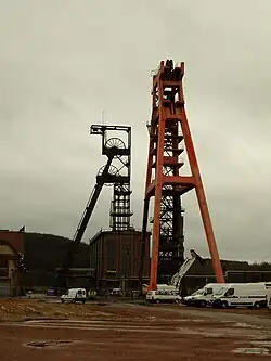 Photo de 2 chevalements métalliques modernes en poutrelles pleines.
