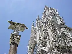 Une des deux louves siennoises devant la cathédrale.
