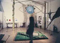 Tambourine-Eye (1995)Terre, graviers, sable, autre média ; 315 cm de diamètreVue de l'installation pour l'exposition Temple Mount, au pavillon Billy Rose de l'Israel Museum, Jérusalem