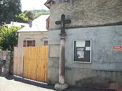Croix monumentale composée d'une colonne en marbre rose.