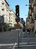 Image représentant un feu tricolore de tramway avec la barre verticale marquant le passage autorisé allumée, ainsi que la vitesse limitée à 30&nbsp;km/h à la station Palais des expositions.