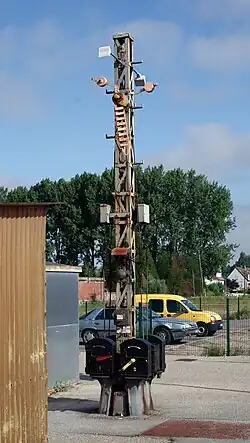 L'électro-sémaphore Lartigue installé sur le quai de la gare de Rue assura jusqu'en 2011 le cantonnement des circulations. Il commande l'allumage des cibles lumineuses.