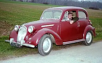 La partie avant (capot, calandre, pare-choc) a été revue.