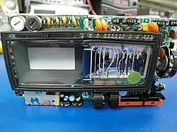 TV80 ouverte (face avant) montrant le canon à électrons à droite de l'écran.