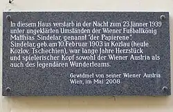 Plaque commémorative noire avec une écriture blanche, en lange allemande.