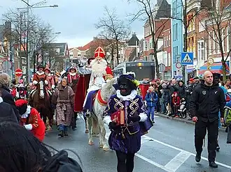 Groningue. Après être descendu du bateau, saint Nicolas fait un tour à cheval dans la ville, son cheval blanc lui servant également à monter sur les toits le 5 décembre au soir.