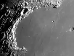 Sinus Iridum dont le Promontorium Heraclides au sud-ouest représente une tête de femme lunaire les cheveux au vent en lune gibbeuse.