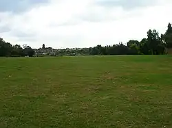 L'emplacement de l'amphithéâtre, que l'on peut encore voir aujourd'hui comme un léger creux dans une prairie.