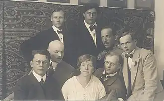 Le mouvement Siuru en 1917 avec 1) Peet Aren, Otto Krusten, Friedebert Tuglas, Arthur Adson&nbsp;(en), Marie Under, August Gailit, Johannes Semper et Henrik Visnapuu
