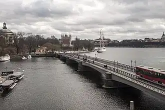 Le Skeppsholmsbron, au fond Skeppsholmen.