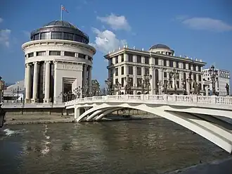 Le siège de la police financière et le nouveau ministère des Affaires étrangères, éléments de Skopje 2014.