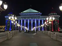 Le musée archéologique de Skopje (Macédoine du Nord) illuminé aux couleurs tricolores.